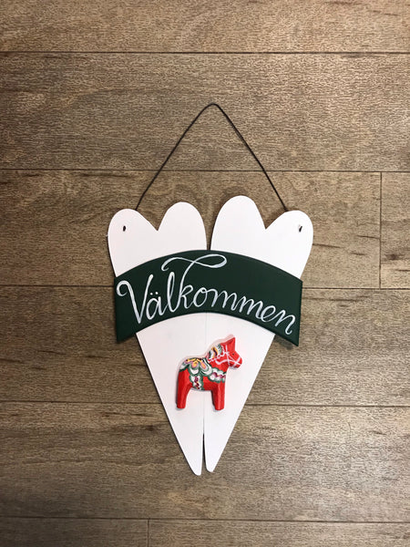 Välkommenskylt Dubbelhjärta svart med vit skylt, röd text, röd krusad häst