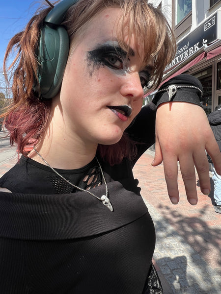 Korp, handgjorda halsband
