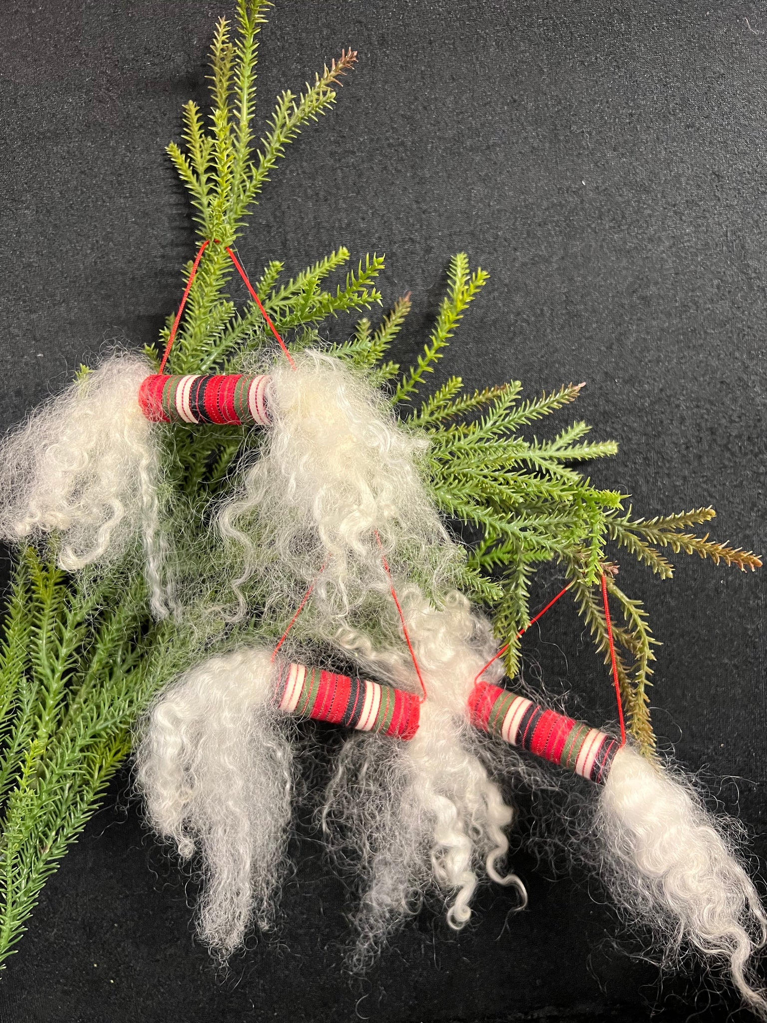 Smällkaramell, dräktband, skuren skinnfäll.