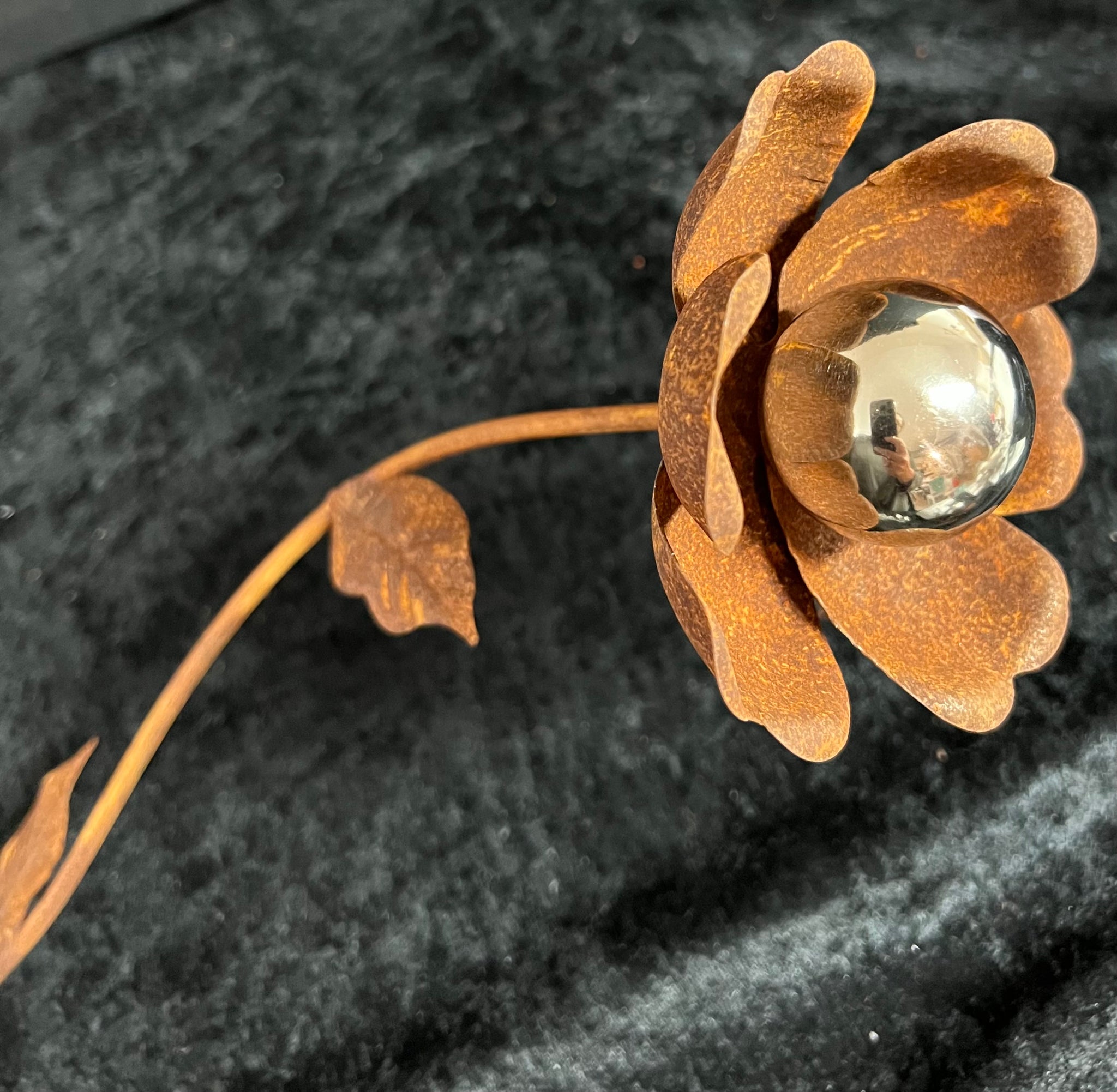 Rostig blomma med silverklot 85 cmhög