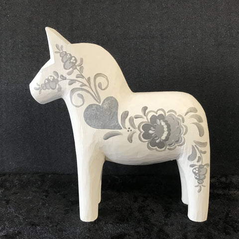 egendesignad och handmålad dalahäst från klassiska mora-hästen. kurbits